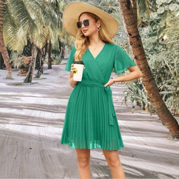 GRECERELLE Emerald Green Wrap V-Neck Short Sleeve Casual Pleated Mini Dress - Picture 1 of 7